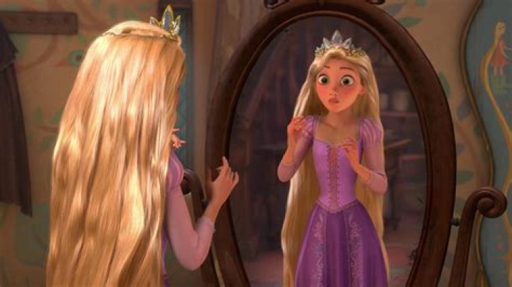 Does Rapunzel have a crown? – Celebrity